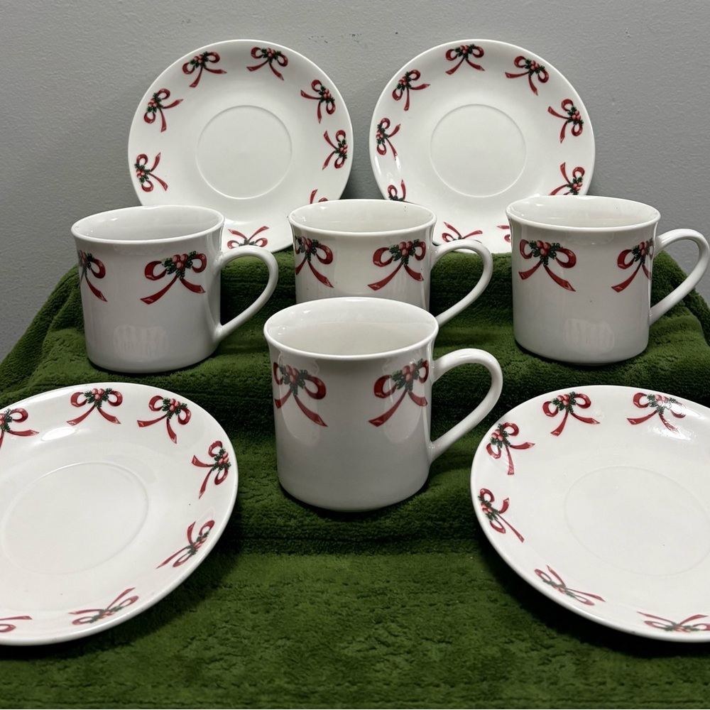 Gibson Christmas morning - Holiday Bow Mug and Saucer Set